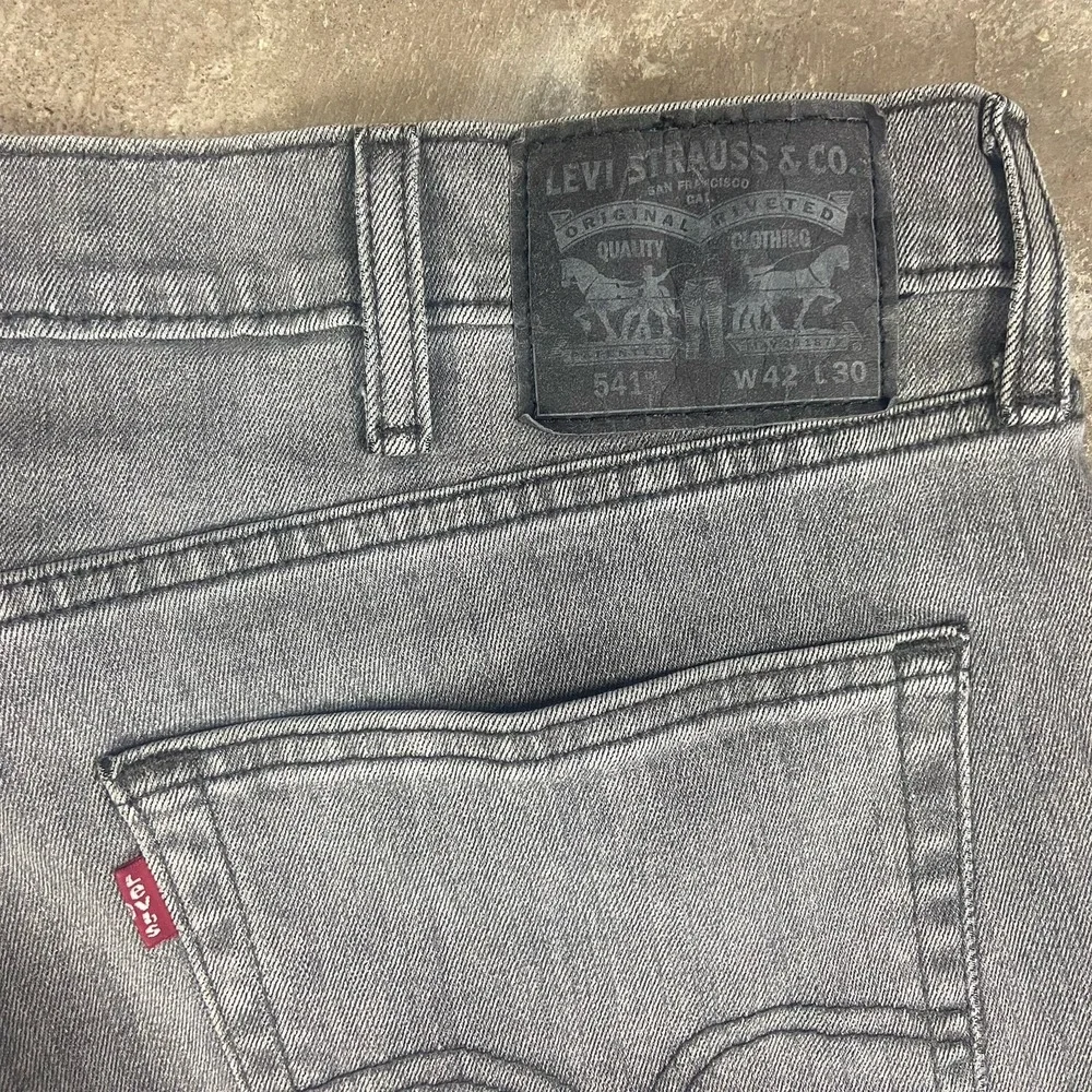 Levi's 541 Jeans Size 42x30 Gray Denim Medium Wash‎ Athletic Fit Tapered Leg